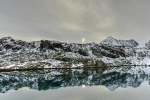 montagne e costa di maervoll, lofoten isole, Norvegia foto