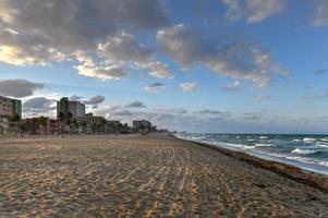 hollywood spiaggia Florida nel il sera come il sole è ambientazione. foto