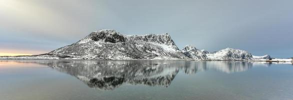 vagspollen riflessione a Alba nel il lofoten isole, Norvegia nel il inverno. foto