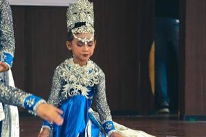 Giacarta, Indonesia nel novembre 2022. giovane bambini che vanno a partire dal scuola materna per elementare scuola siamo assunzione parte nel il nazionale arcipelago danza concorrenza. foto