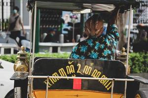 posteriore Visualizza di un' carro o andong autista su jalan malioboro, yogyakarta. foto