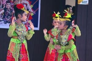 Giacarta, Indonesia nel novembre 2022. giovane bambini che vanno a partire dal scuola materna per elementare scuola siamo assunzione parte nel il nazionale arcipelago danza concorrenza. foto