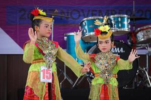 Giacarta, Indonesia nel novembre 2022. giovane bambini che vanno a partire dal scuola materna per elementare scuola siamo assunzione parte nel il nazionale arcipelago danza concorrenza. foto