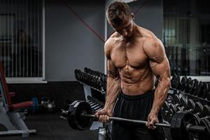 muscolare uomo durante allenarsi nel il Palestra foto