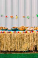 lato Visualizza di assortimento di dito festa cibo su un' tavolo con decorazioni foto