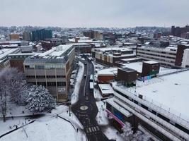 alto angolo Visualizza di neve coperto nord di Luton paesaggio e paesaggio urbano, aereo metraggio di settentrionale luton città di Inghilterra UK dopo neve autunno. il 1 ° neve autunno di Questo inverno di 2022 foto