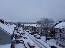 alto angolo Visualizza di neve coperto nord di Luton paesaggio e paesaggio urbano, aereo metraggio di settentrionale luton città di Inghilterra UK dopo neve autunno. il 1 ° neve autunno di Questo inverno di 2022 foto