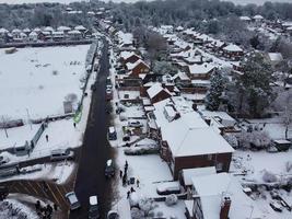 alto angolo Visualizza di neve coperto nord di Luton paesaggio e paesaggio urbano, aereo metraggio di settentrionale luton città di Inghilterra UK dopo neve autunno. il 1 ° neve autunno di Questo inverno di 2022 foto