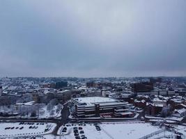 alto angolo Visualizza di neve coperto nord di Luton paesaggio e paesaggio urbano, aereo metraggio di settentrionale luton città di Inghilterra UK dopo neve autunno. il 1 ° neve autunno di Questo inverno di 2022 foto