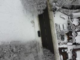 alto angolo Visualizza di neve coperto nord di Luton paesaggio e paesaggio urbano, aereo metraggio di settentrionale luton città di Inghilterra UK dopo neve autunno. il 1 ° neve autunno di Questo inverno di 2022 foto