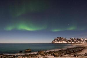 settentrionale luci al di sopra di il mare a utakleiv spiaggia, lofoten isole, Norvegia nel il inverno. foto