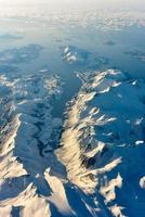 un aereo Visualizza di il neve coperto montagne di il fiordi di Norvegia nel il inverno. foto