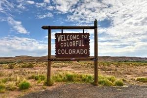 cartello benvenuto per colorato Colorado su il stato confine. foto