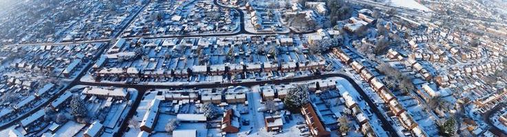 alto angolo Visualizza di neve coperto nord di Luton paesaggio e paesaggio urbano, aereo metraggio di settentrionale luton città di Inghilterra UK dopo neve autunno. il 1 ° neve autunno di Questo inverno di 2022 foto