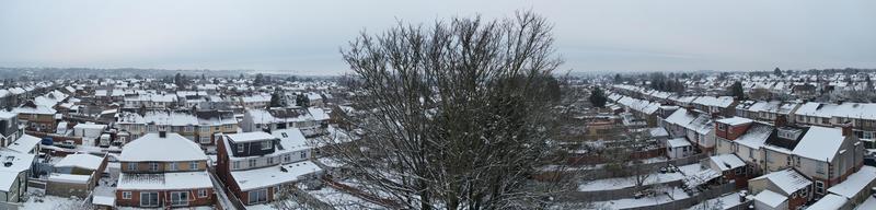 alto angolo Visualizza di neve coperto nord di Luton paesaggio e paesaggio urbano, aereo metraggio di settentrionale luton città di Inghilterra UK dopo neve autunno. il 1 ° neve autunno di Questo inverno di 2022 foto