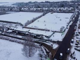 alto angolo Visualizza di neve coperto nord di Luton paesaggio e paesaggio urbano, aereo metraggio di settentrionale luton città di Inghilterra UK dopo neve autunno. il 1 ° neve autunno di Questo inverno di 2022 foto