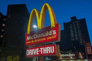 nuovo York città - giugno 28, 2008 - mcdonalds ristorante a 125° strada nel harlem, Manhattan. al di sopra di 99 miliardi servito. foto