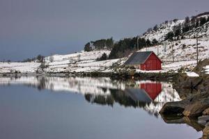 rorbuer riflessa lungo vagspollen nel il lofoten isole, Norvegia nel il inverno. foto