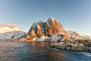 pesca capanna nel il Hamnoy e lilandstinden montagna picco nel inverno nel reina, lofoten isole, Norvegia. foto