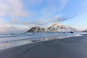 skagsanden spiaggia nel il lofoten isole, Norvegia nel il inverno. foto