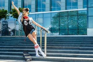 elegante ragazza con un' skateboard su il strada foto