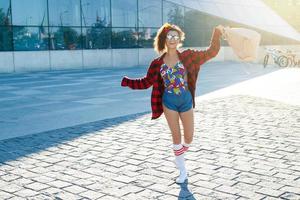 elegante adolescenziale ragazza con zaino su il strada foto