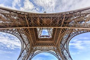 il iconico eiffel Torre nel Parigi, Francia. foto