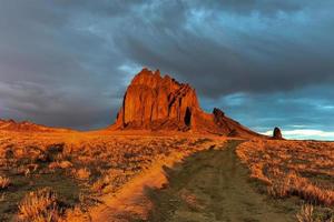 rock è un' monadnock crescente quasi 1.583 piedi sopra il alto-deserto pianura di il navajo nazione nel san juan contea, nuovo Messico, unito stati. foto