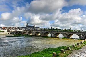 jacques-gabriel ponte al di sopra di il loira fiume nel blois, Francia. foto