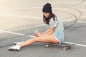 ritratto di bellissimo ragazza con un' skateboard foto