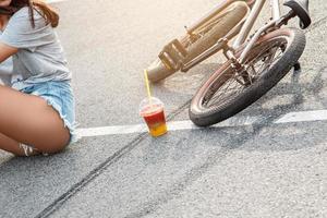 giovane e sexy ragazza con sua bicicletta foto