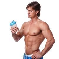 muscolare uomo con proteina bevanda nel shaker foto