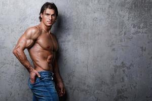 ritratto di bello muscolo uomo indossare blu jeans foto