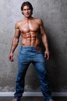 ritratto di bello muscolo uomo indossare blu jeans foto