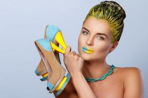 bellissimo donna con giallo Tenere colorato scarpe foto