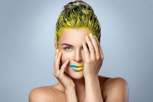 bellissimo donna con giallo capelli e colorato Chiodi e labbra foto