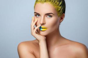 bellissimo donna con giallo capelli e colorato Chiodi e labbra foto