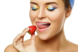 bellissimo donna con colorato trucco e fragola foto