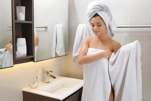 bellissimo donna avvolto nel il asciugamano dopo doccia foto