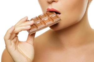 femmina bocca e cioccolato bar su bianca foto