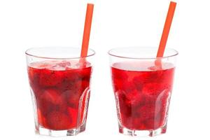 bicchieri di bevanda di fragola e lampone su bianca sfondo foto