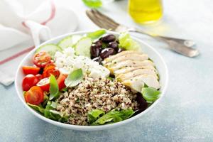 greco ispirato pranzo ciotola con pollo e quinoa foto