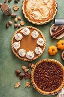 tradizionale autunno ringraziamento torte, zucca e pecan torta foto