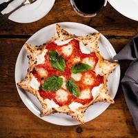 appena al forno carnevale Pizza Margherita con fresco basilico foto