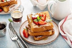 francese toast con fragola e in polvere zucchero foto