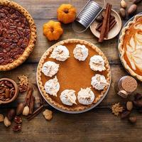 tradizionale autunno ringraziamento torte, zucca e pecan torta foto