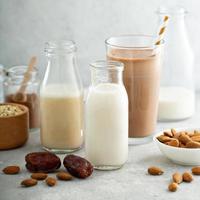 mandorla e avena latte zuccherato con date e cacao foto