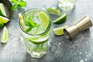 rinfrescante Mojito cocktail con lime e menta foto