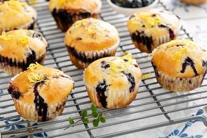 mirtillo muffin con fresco frutti di bosco e conserve foto