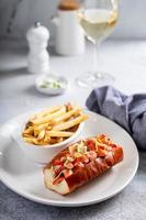 aragosta rotolo con patatine fritte per pranzo o cena foto